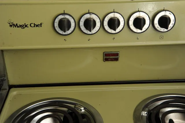 Magic Chef range control dials and burners